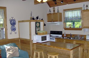 小木屋, 多張床 (Creekside Cabin) | 私人廚房 | 電冰箱、微波爐、咖啡機/沖茶器