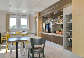 Petit déjeuner buffet servi tous les jours en supplément