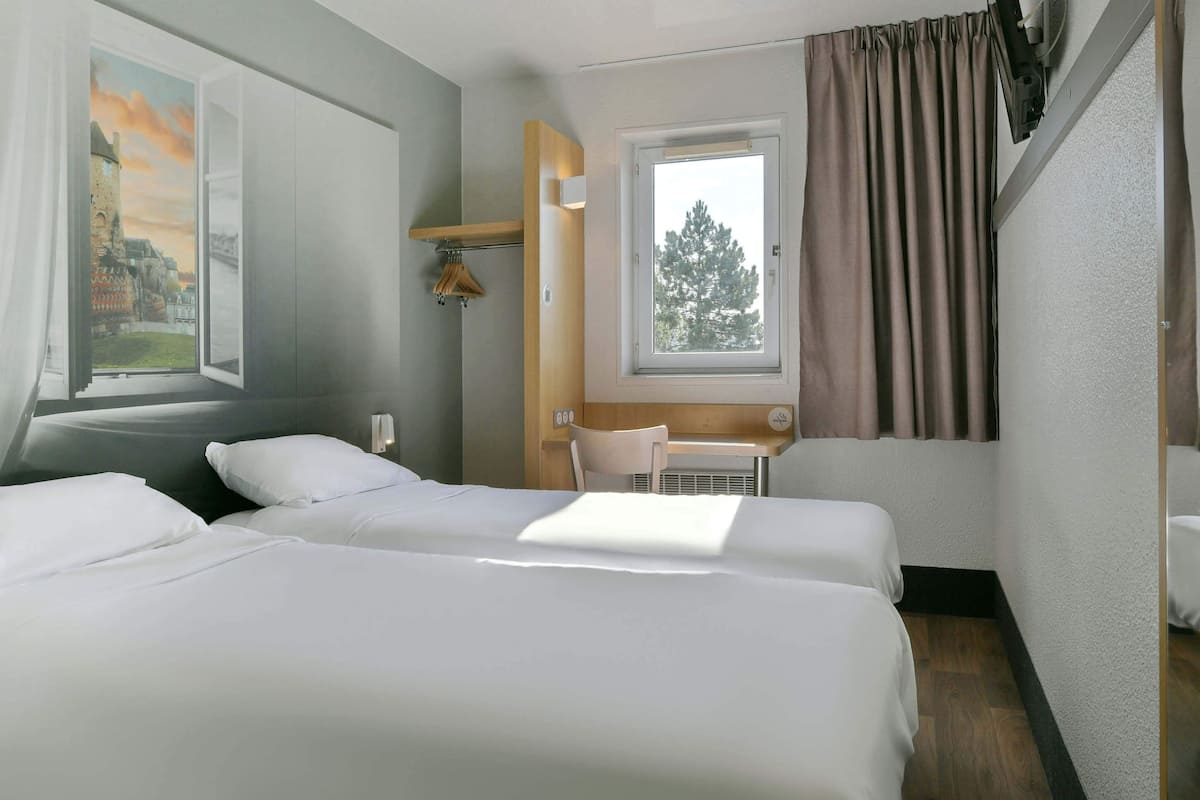 Desk, soundproofing, free WiFi, bed sheets