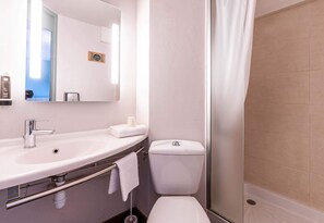 Shower, free toiletries, hair dryer, towels - B&B HOTEL Chambéry La Cassine (Chambery)