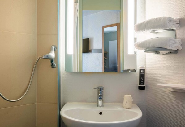 Shower, free toiletries, hair dryer, towels - B&B HOTEL Annecy Argonay (Argonay)