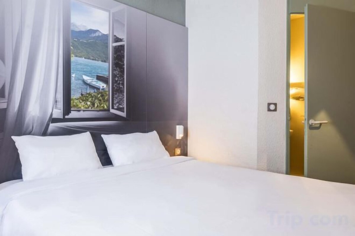 Premium bedding, desk, soundproofing, free WiFi