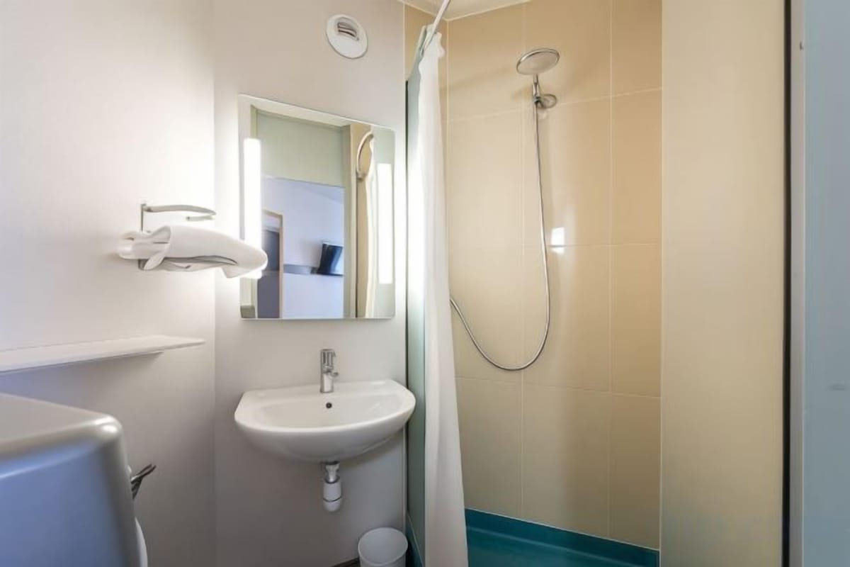Bathroom | Shower, free toiletries, hair dryer (on request), towels