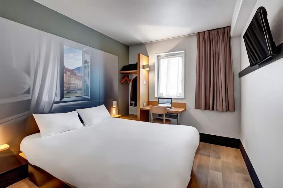 Hochwertige Bettwaren, Schreibtisch, schallisolierte Zimmer