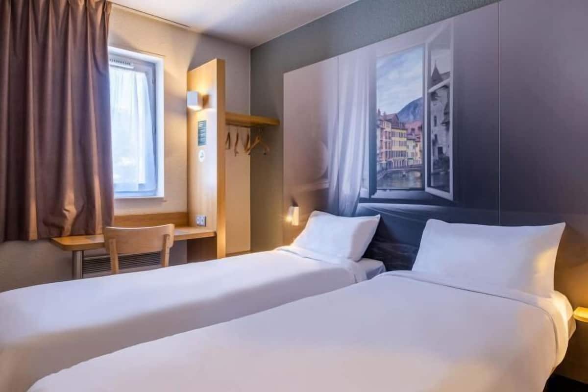 Hochwertige Bettwaren, Schreibtisch, schallisolierte Zimmer