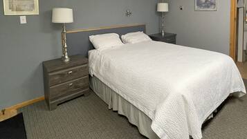 Standard Room, 1 Queen Bed | Free WiFi, bed sheets