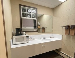 Bañera con ducha, toallas