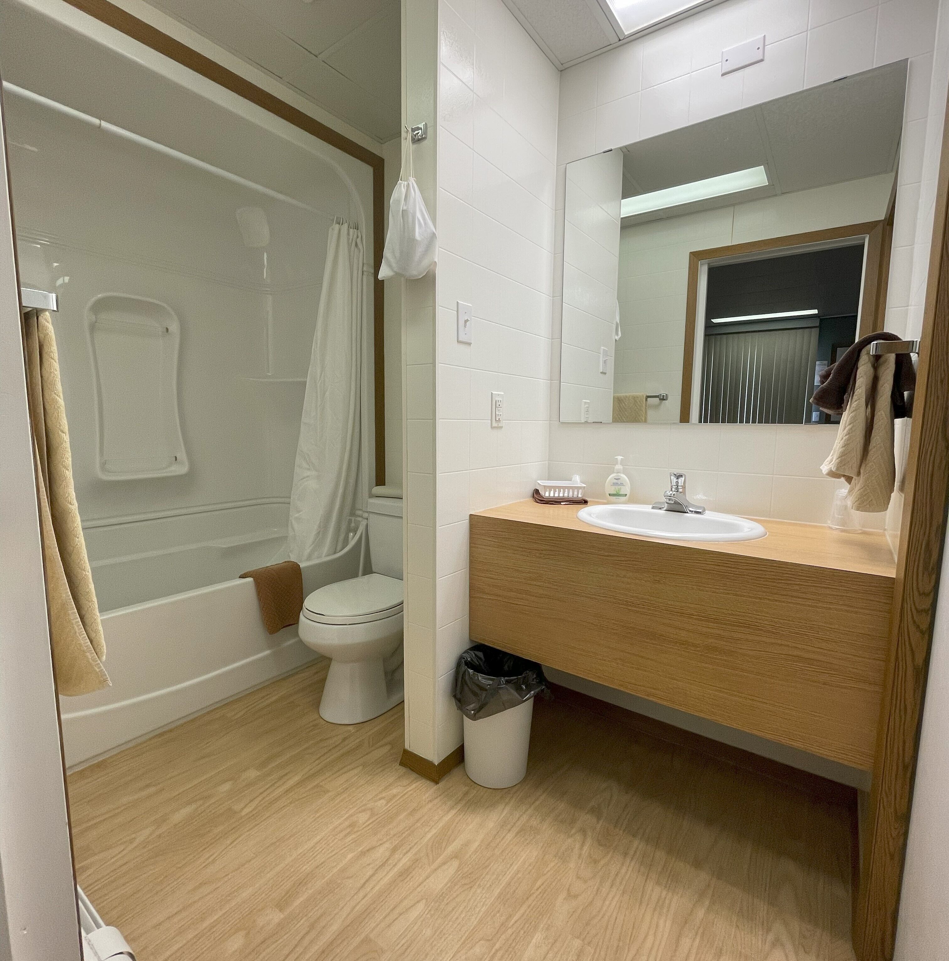 standard room, 1 queen bed | bathroom | combined shower/bathtub, towels