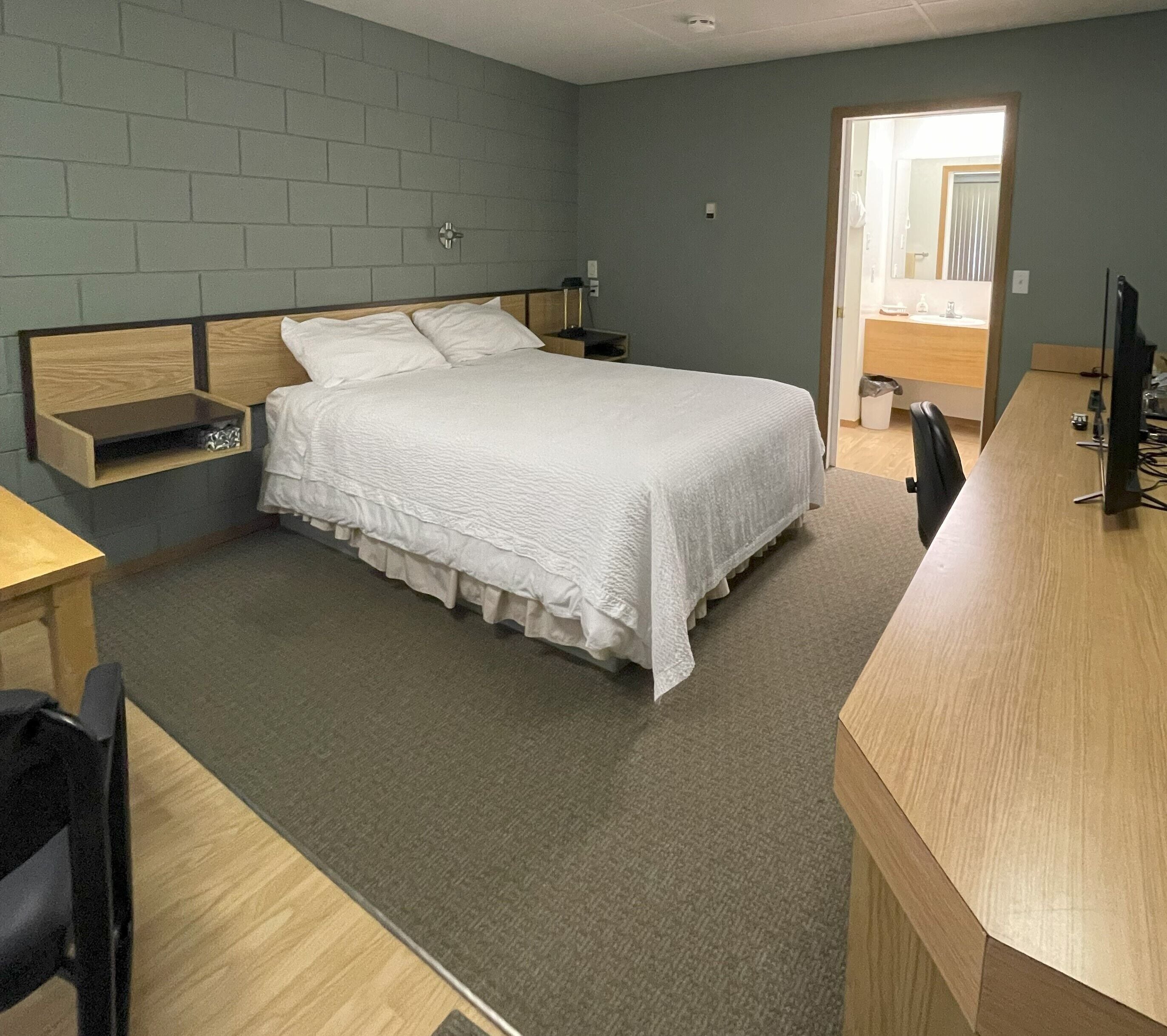 Standard Room, 1 Queen Bed | Free WiFi, bed sheets