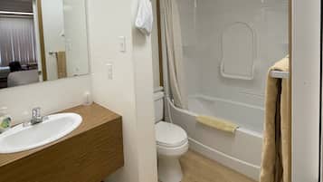 Standard Room, 1 Queen Bed | Bathroom | Combined shower/tub, towels