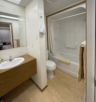 Standard Room, 1 Queen Bed | Bathroom | Combined shower/tub, towels