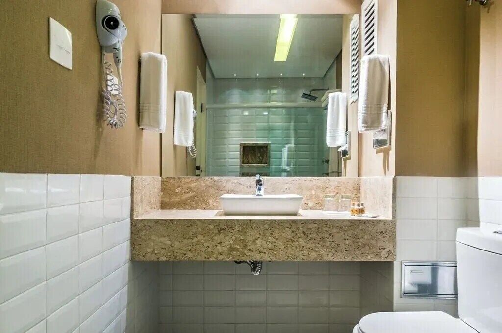 deluxe família | bathroom | combined shower/bathtub, deep-soaking bathtub, free toiletries