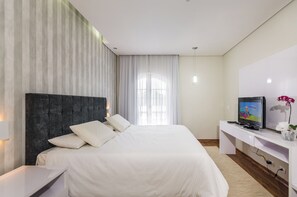 خزنة داخل الغرفة وبديكورات فريدة لكل غرفة وستائر تعتيم وواي فاي مجانًا