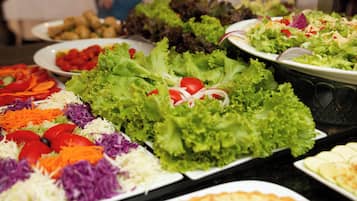Un bufé con ensaladas y verduras variadas.
