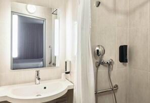 Tweepersoonskamer, toegankelijk voor rolstoelgebruikers, niet-roken | Badkamer | Een douche, handdoeken