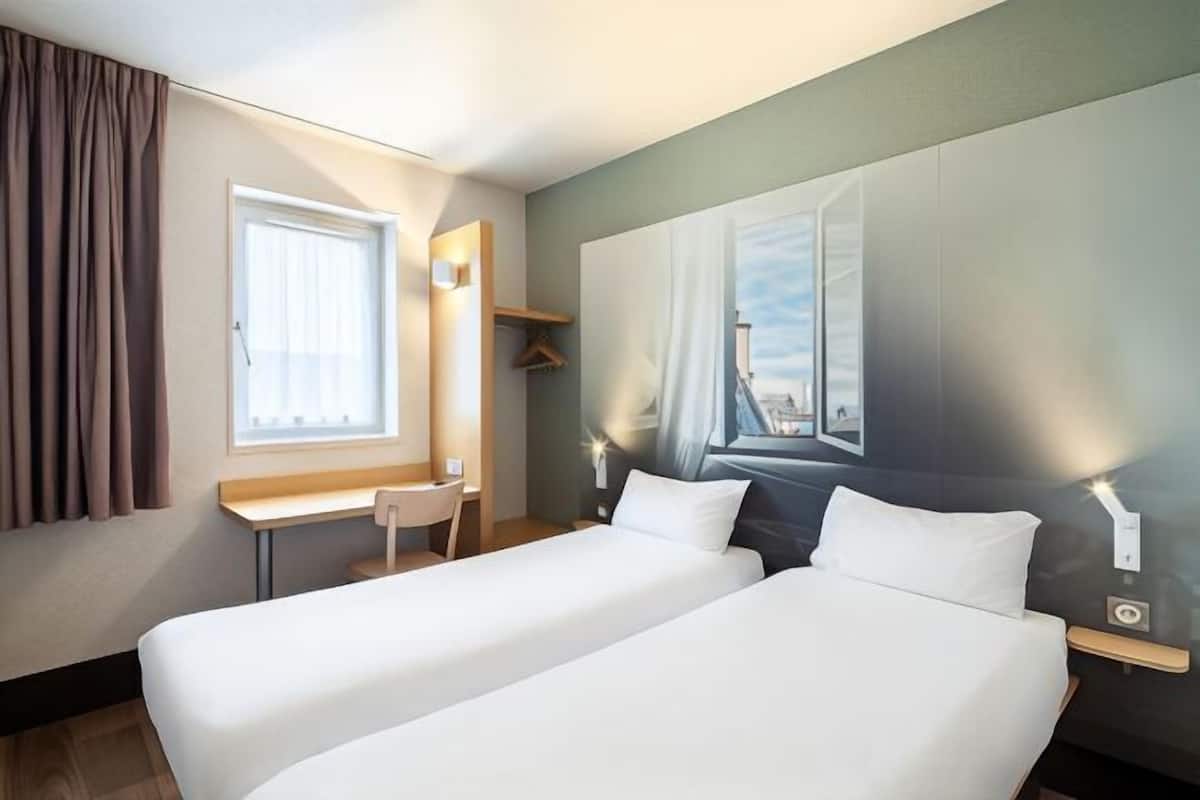 Desk, soundproofing, free cots/infant beds, free WiFi