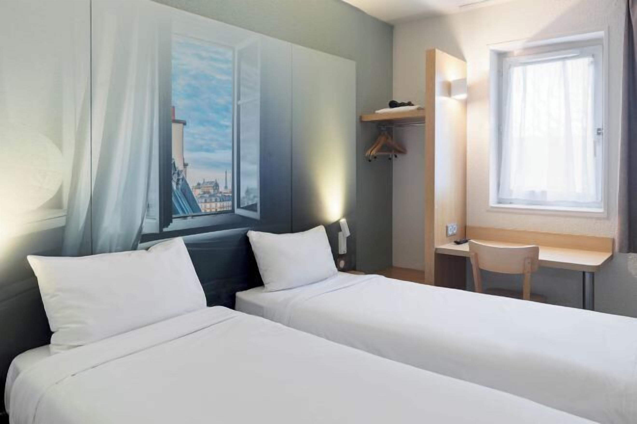 Desk, soundproofing, free cots/infant beds, free WiFi