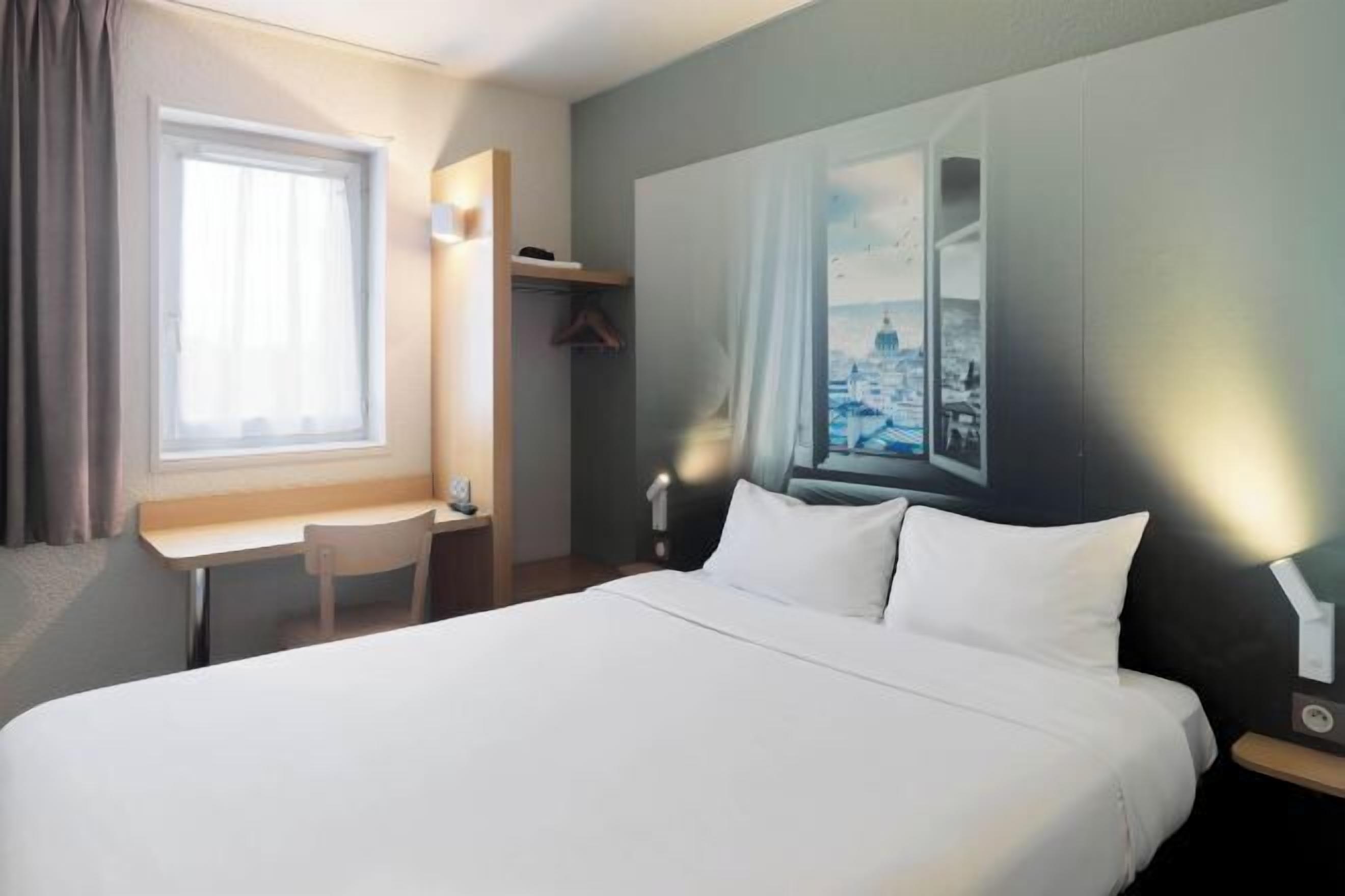 Desk, soundproofing, free cots/infant beds, free WiFi