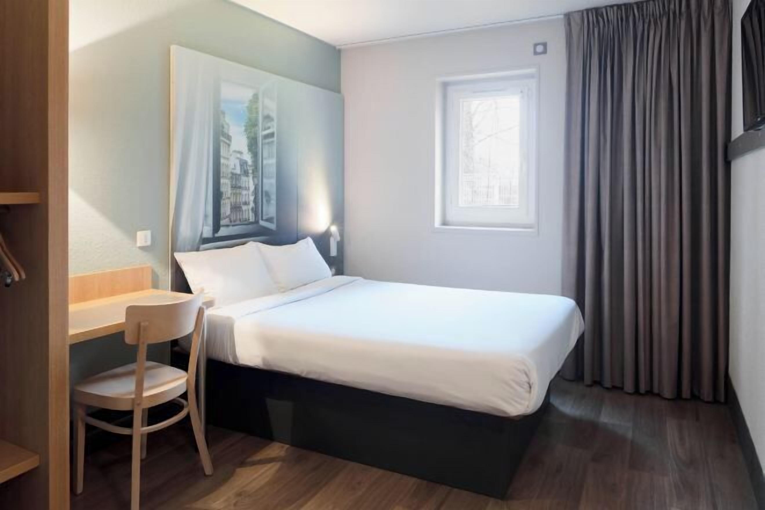 Desk, soundproofing, free cots/infant beds, free WiFi