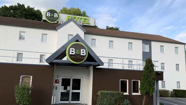 A B&B hotel with a prominent sign, a gated entrance, and a parking area. - B&B HOTEL Saint-Michel-sur-Orge (Saint-Michel-sur-Orge)