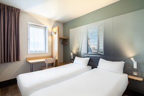 A hotel room with two beds, a desk, a chair, and a window with curtains. - B&B HOTEL Saint-Michel-sur-Orge (Saint-Michel-sur-Orge)