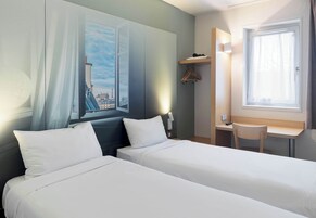 Quarto duplo, para não fumantes | Escrivaninha, quartos à prova de som, berços grátis, Wi-Fi de cortesia