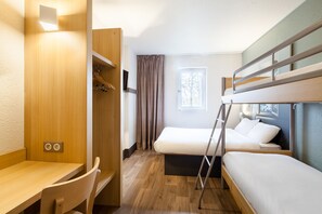 Habitación cuádruple | Escritorio, insonorización, cunas gratuitas y wifi gratis 