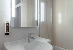 Shower, towels - B&B HOTEL Le Havre (1) (Harfleur)