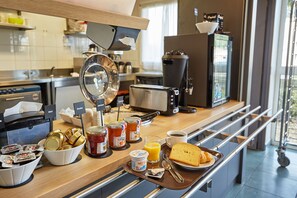 Daily buffet breakfast for a fee