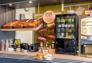 Daily buffet breakfast for a fee - B&B HOTEL Le Havre (1) (Harfleur)