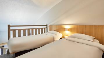 Chambre Quadruple, non-fumeurs | Literie de qualité supérieure, bureau, chambres insonorisées