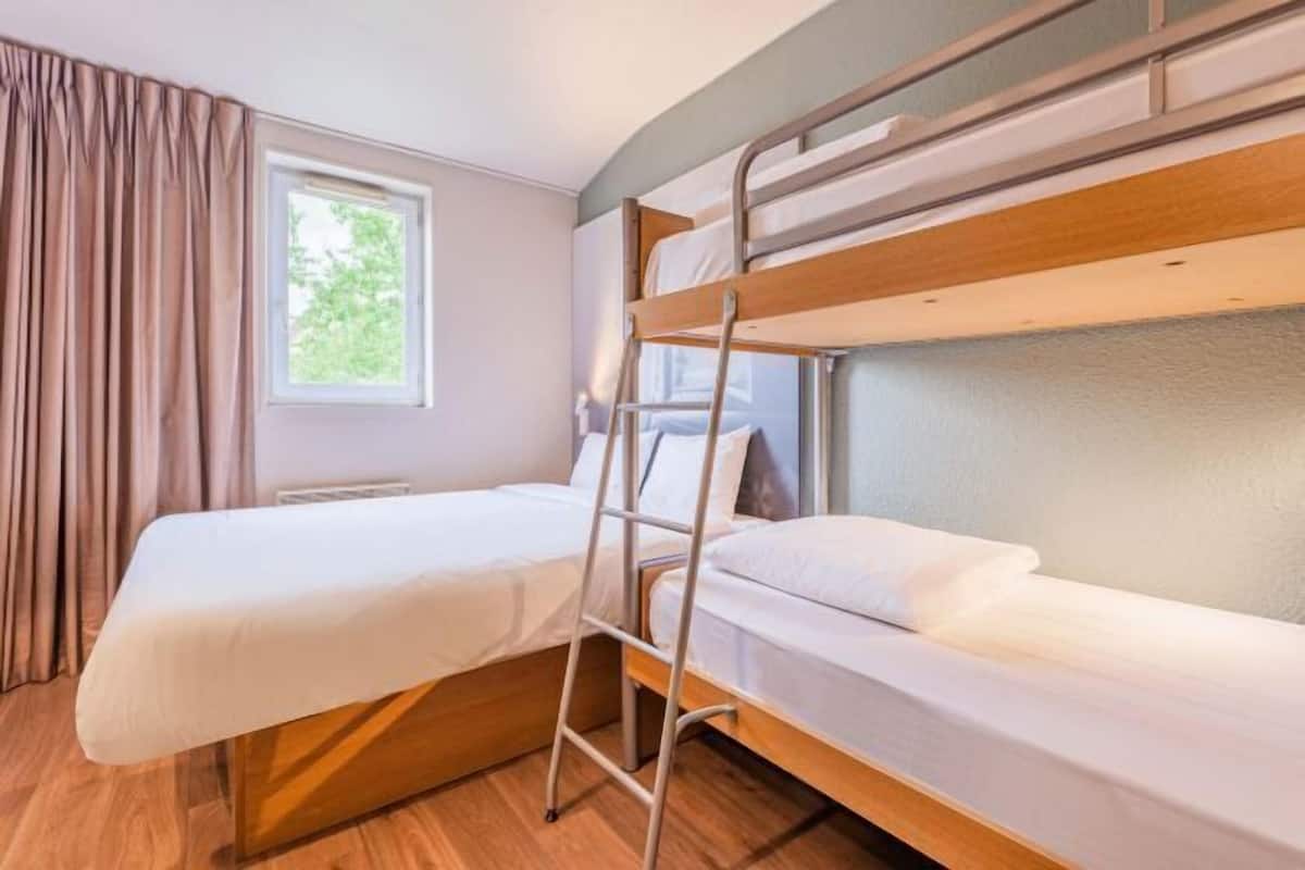 Premium bedding, desk, soundproofing, free WiFi