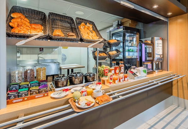 Daily buffet breakfast for a fee - B&B HOTEL Colmar Vignobles (Wintzenheim)