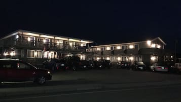 Fachada de la propiedad por la tarde o noche