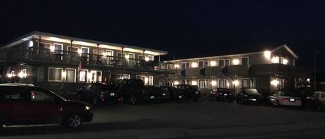 Majoituspaikan julkisivu illalla/yöllä