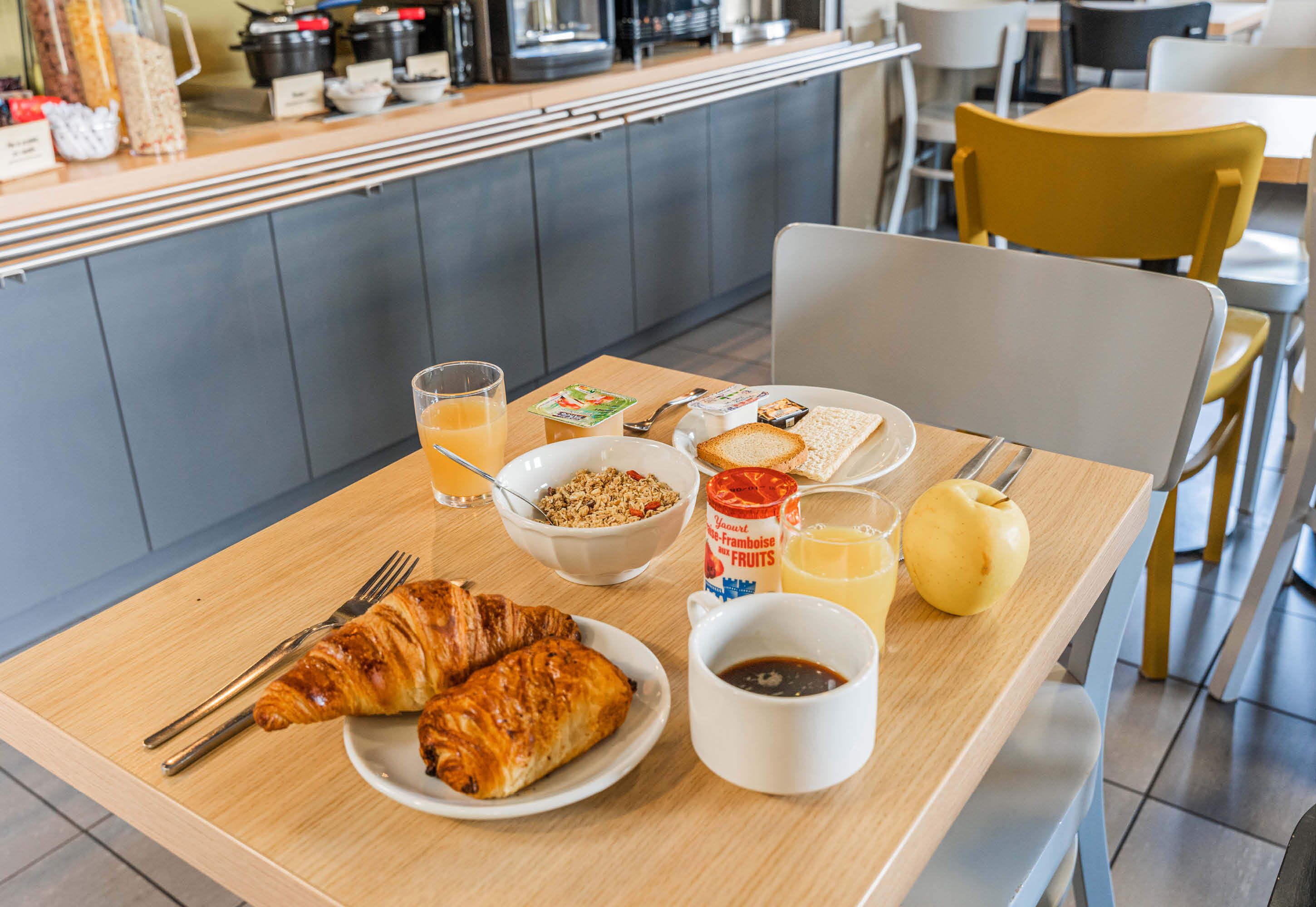 daily buffet breakfast for a fee