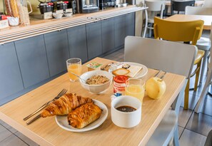Tägliches Frühstücksbuffet gegen Gebühr