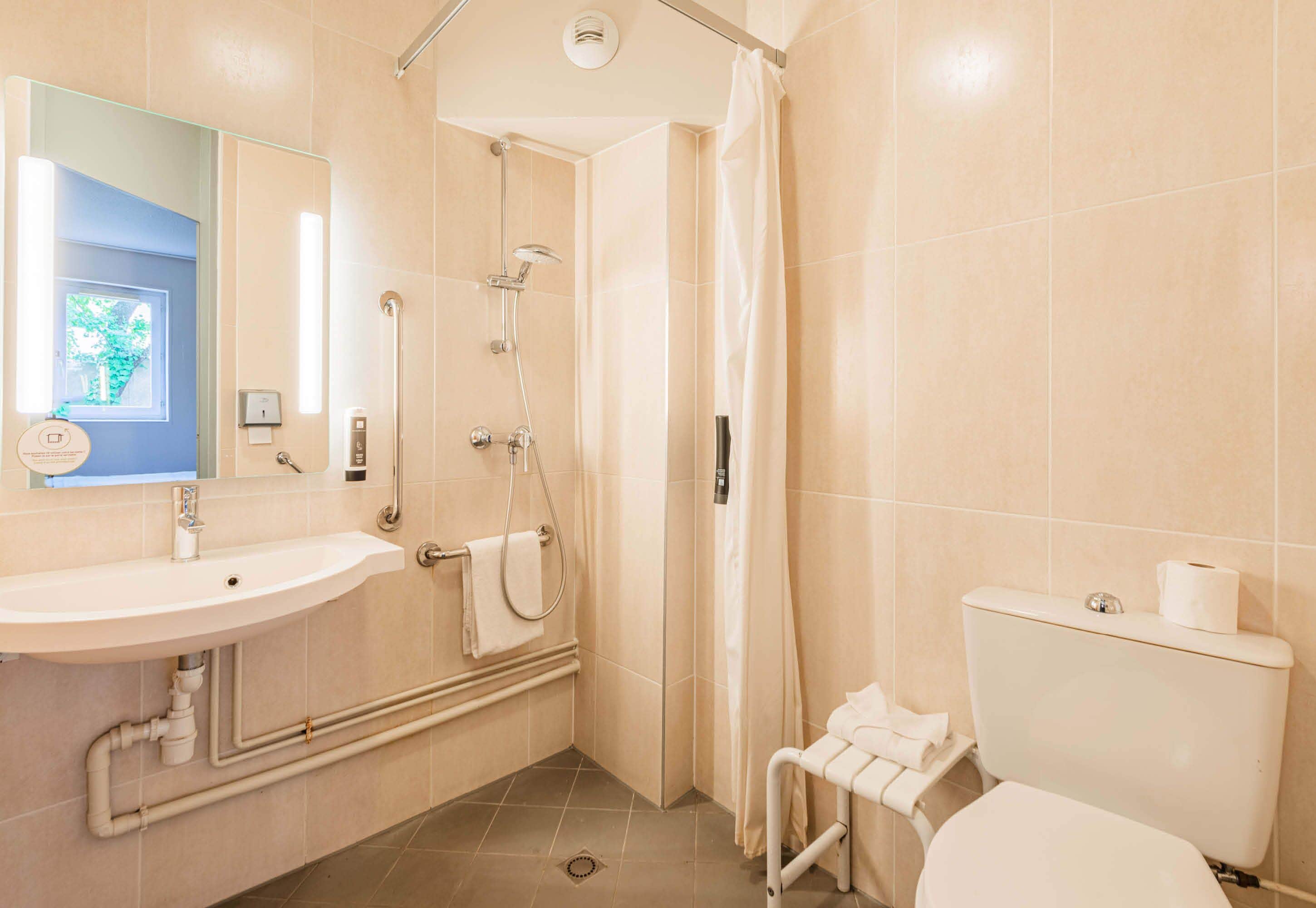 double room, accessible, non smoking | bathroom | shower, towels
