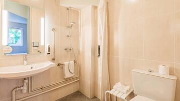 Chambre Double, accessible aux personnes à mobilité réduite, non-fumeurs | Salle de bain | Douche, serviettes fournies