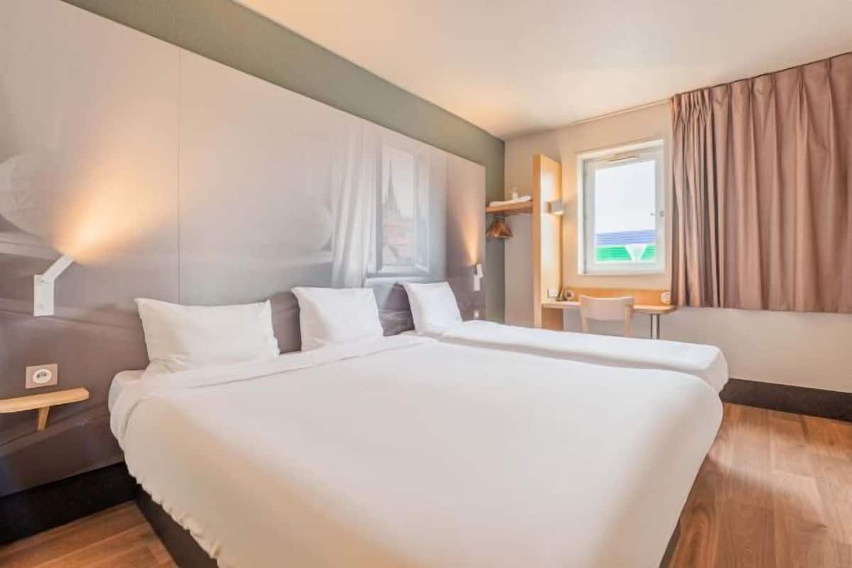 Premium bedding, desk, soundproofing, free WiFi