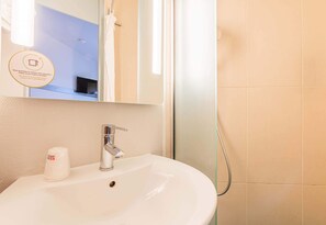 Een douche, handdoeken