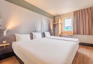 Triple Room, Non Smoking | Premium bedding, desk, soundproofing, free WiFi