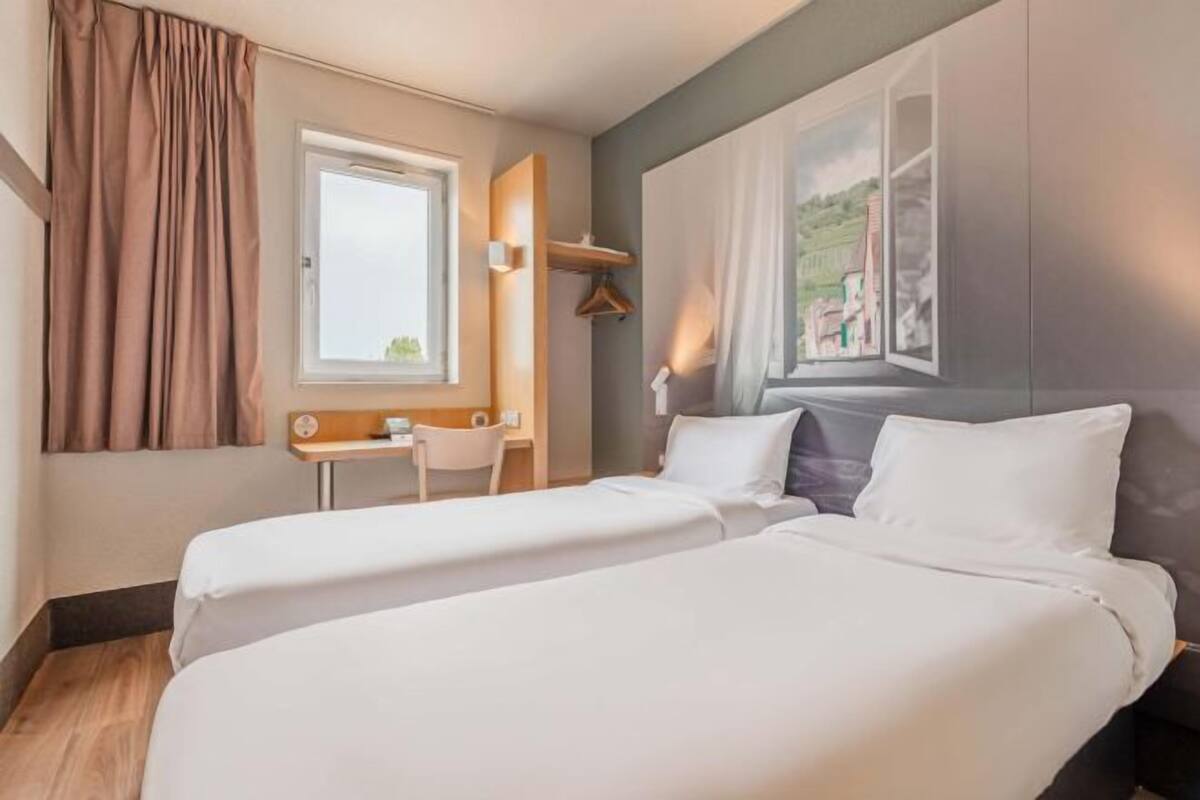 Premium bedding, desk, soundproofing, free WiFi