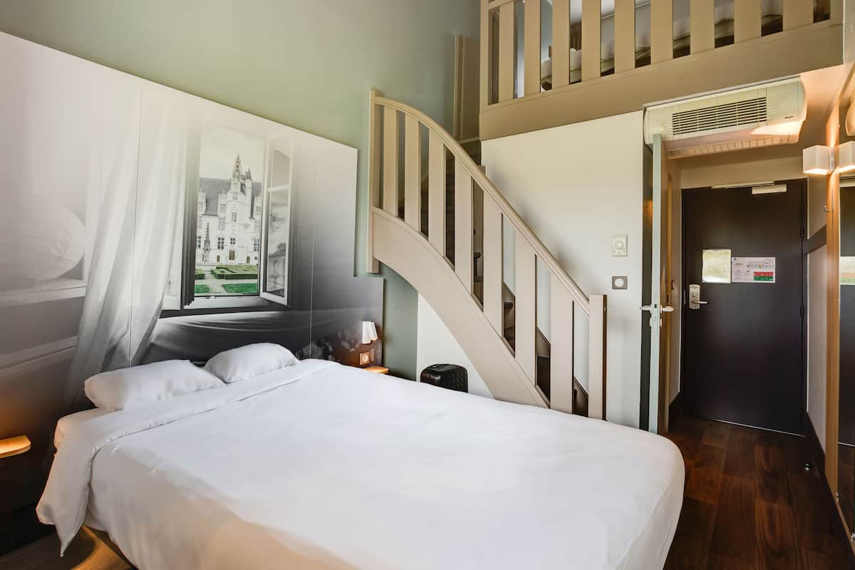 premium bedding, desk, soundproofing, free wifi