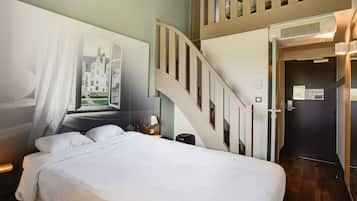 Premium bedding, desk, soundproofing, free WiFi
