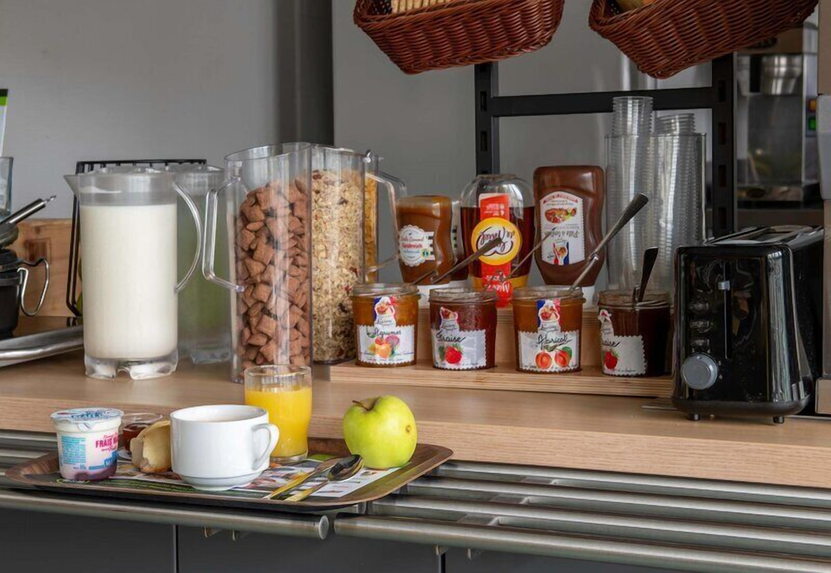 Um buffet de café da manhã com diversas opções de comida e bebidas.