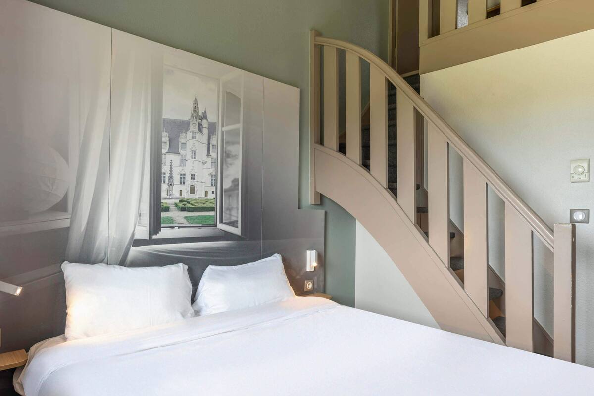 quadruple room | premium bedding, desk, soundproofing, free wifi