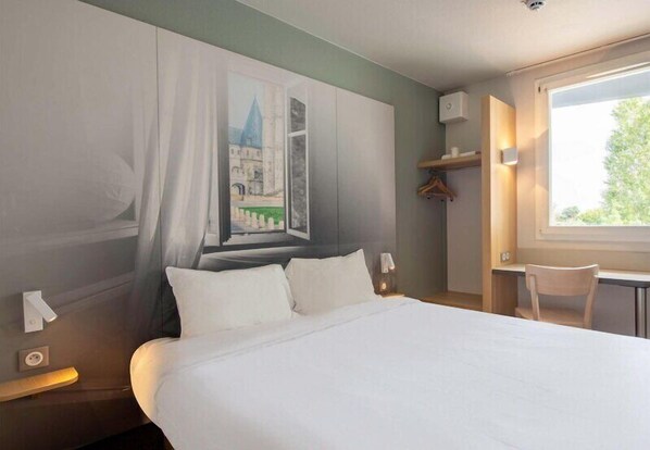Double Room | Premium bedding, desk, soundproofing, WiFi (free)