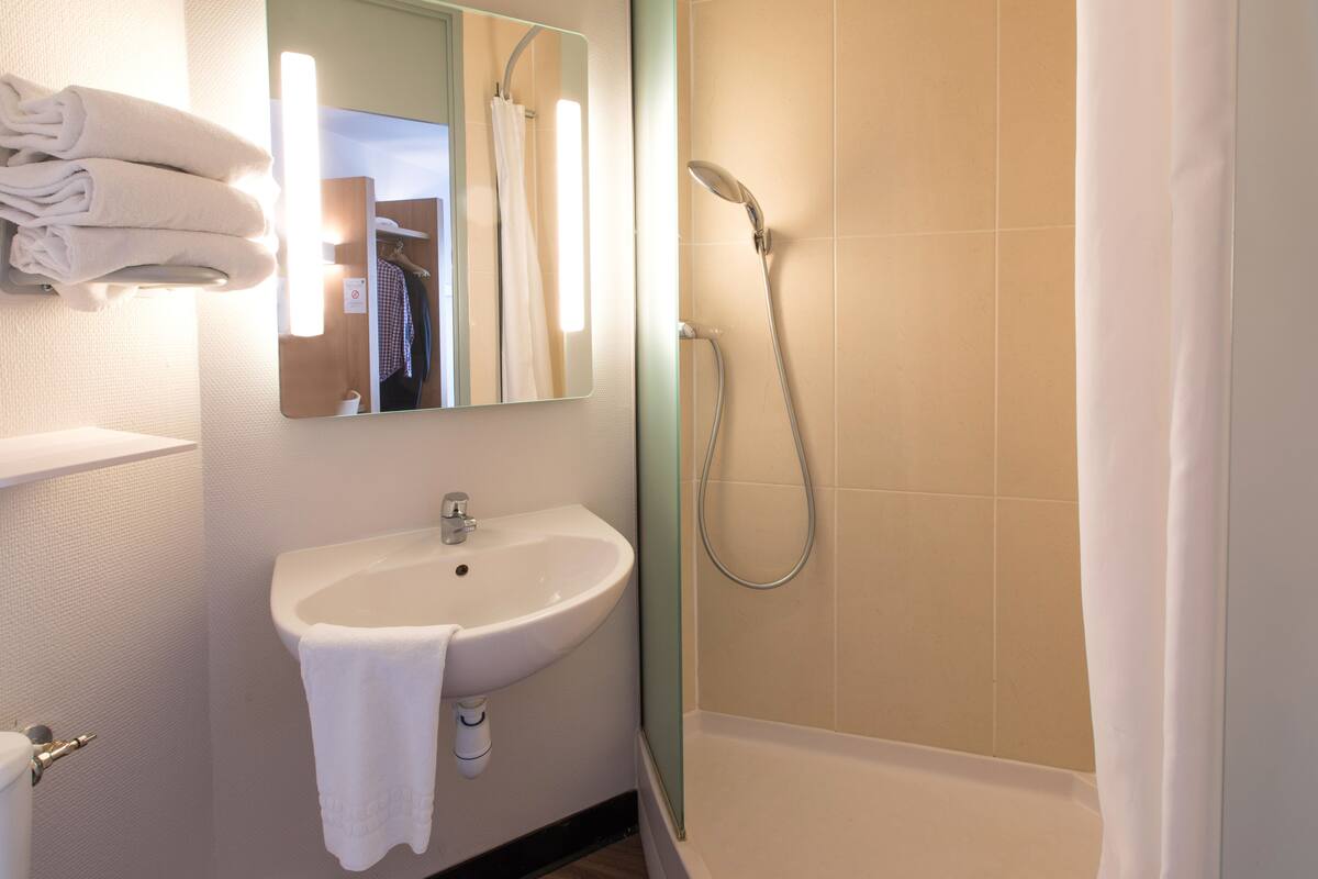 shower, free toiletries, hair dryer, towels