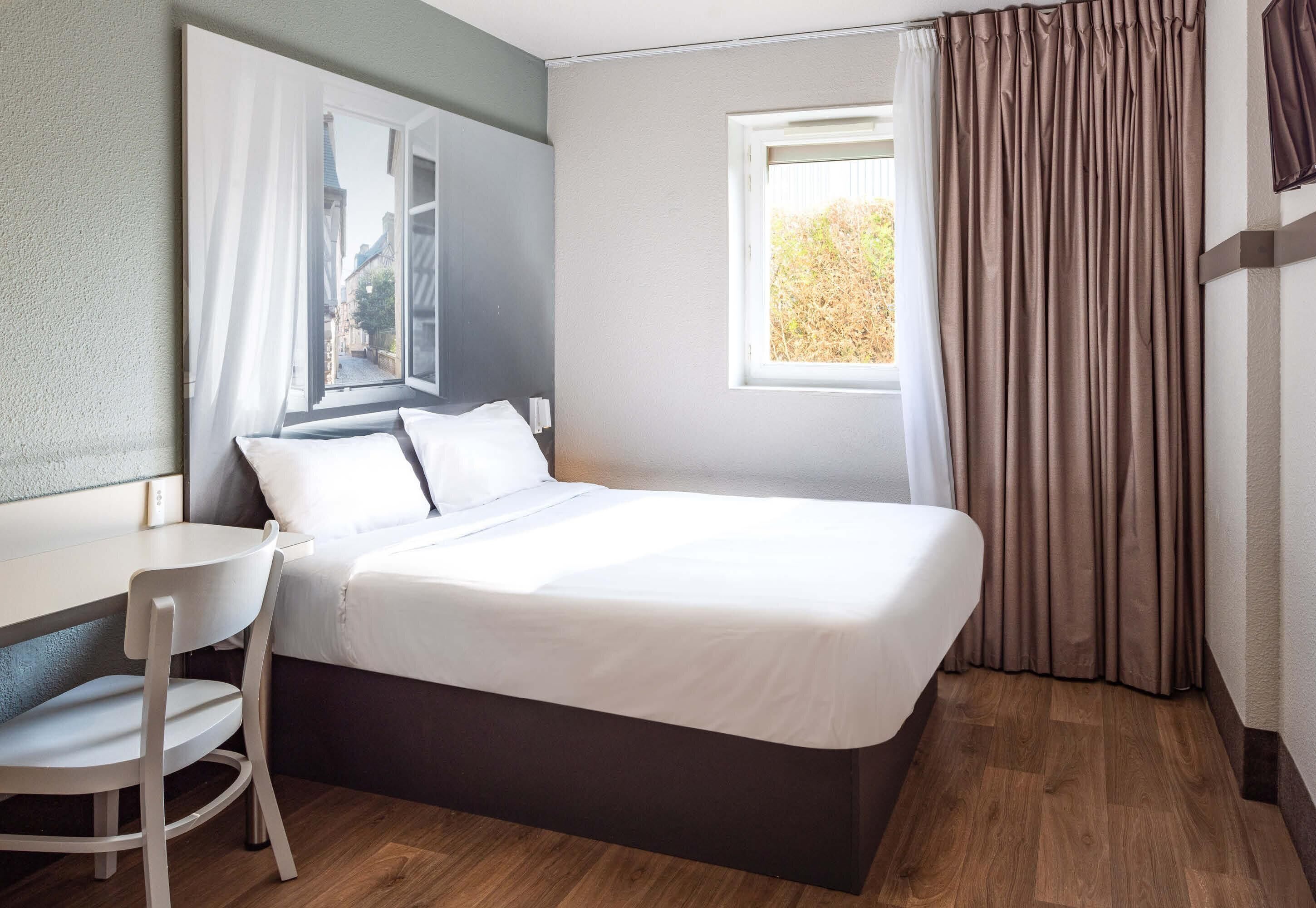 Roupas de cama premium, escrivaninha, quartos à prova de som